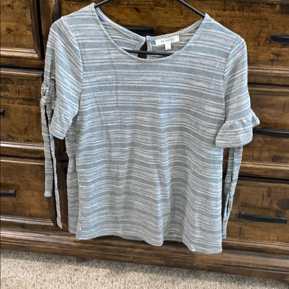Grey & white short sleeve top.